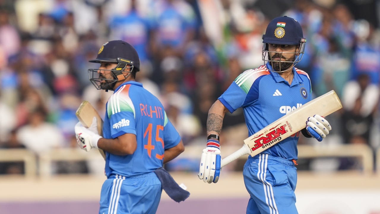 ഫോമിലാണെങ്കിലും ഇരുവരും 2027ലെ ഏകദിന ലോകകപ്പ് കളിക്കുമോയെന്ന് ഇപ്പോഴും വ്യക്തമല്ല. പരിശീലകന് ഗൗതം ഗംഭീറും ഇരുവരും തമ്മില് അത്ര രസത്തില് അല്ലെന്നാണ് റിപ്പോര്ട്ട്. കോഹ്ലിയുടെയും, രോഹിതിന്റെയും ഏകദിനത്തിലെ ഭാവിയെ ചുറ്റിപ്പറ്റിയാണ് ക്രിക്കറ്റ് ലോകത്തെ പല ചര്ച്ചകളും (Image Credits: PTI)