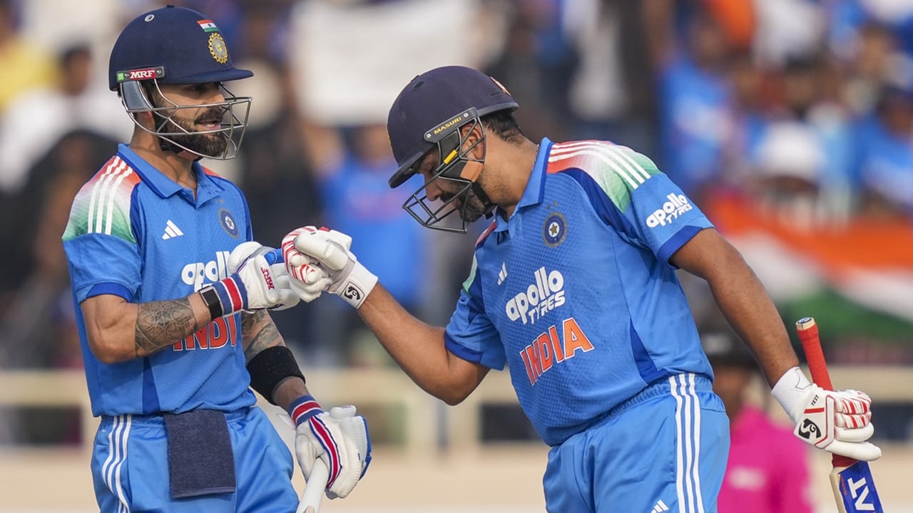 എന്നാല് കോഹ്ലിയെയും രോഹിതിനെയും പുകഴ്ത്തി രംഗത്തെത്തിയിരിക്കുകയാണ് മുന് താരം മുഹമ്മദ് കൈഫ്. കോഹ്ലിയുടെയും രോഹിതിന്റെയും പ്രതിബദ്ധതയെ കൈഫ് പ്രശംസിച്ചു (Image Credits: PTI)