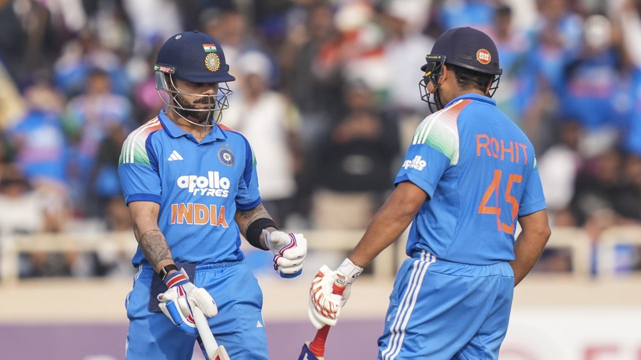 യുവതാരങ്ങളെ ഇരുവരും സഹായിക്കുന്നുവെന്നും കൈഫ് പറഞ്ഞു. യുവ പേസർമാരായ ഹർഷിത് റാണയുടെയും, അര്‍ഷ്ദീപ് സിങിന്റെയും മെന്റര്‍മാരെ പോലെയാണ് ഇരുവരും റാഞ്ചിയില്‍ പ്രവര്‍ത്തിച്ചതെന്നും കൈഫ് ചൂണ്ടിക്കാട്ടി. ഇരുവരും ടീമിന്റെ ഭാഗമായി തുടരണമെന്നും അദ്ദേഹം അഭിപ്രായപ്പെട്ടു (Image Credits: PTI)