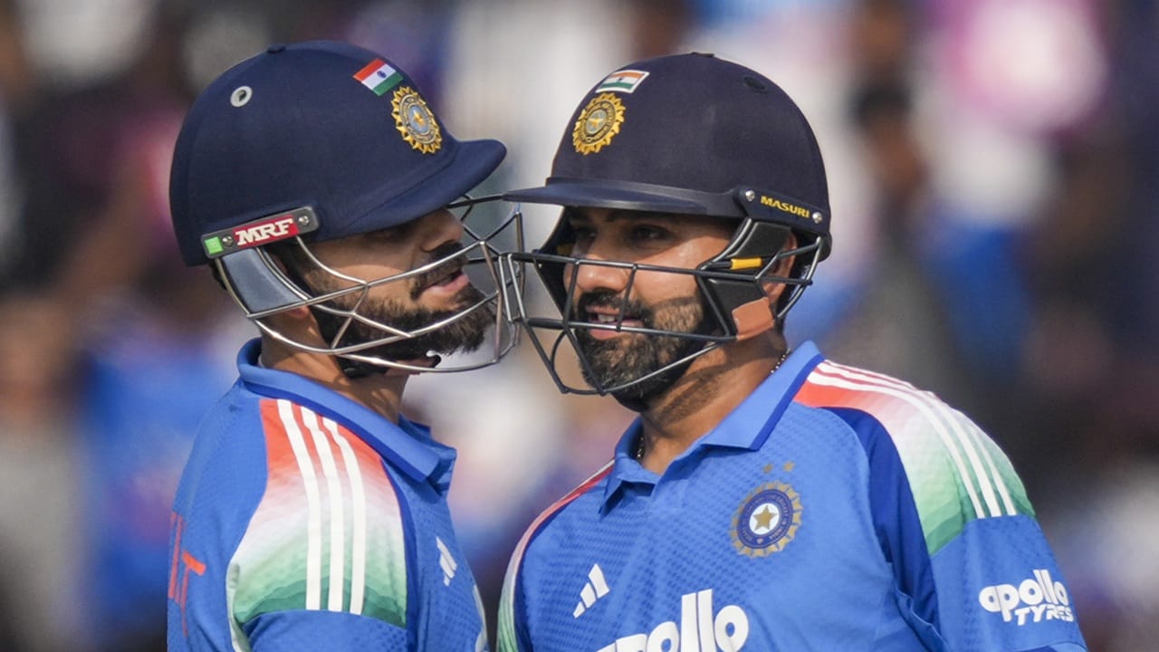 അവർക്ക് അവരുടെ അനുഭവം യുവതാരങ്ങളുമായി പങ്കിടാൻ കഴിയും. യുവതാരങ്ങള്ക്ക് രോഹിതും, കോഹ്ലിയും മാര്ഗനിര്ദ്ദേശങ്ങള് നല്കാന് കഴിയും. യുവതാരങ്ങള്ക്ക് സീനിയർമാർക്ക് കീഴിൽ നന്നായി കളിക്കാനാകുമെന്നും മുഹമ്മദ് കൈഫ് പറഞ്ഞു (Image Credits: PTI)