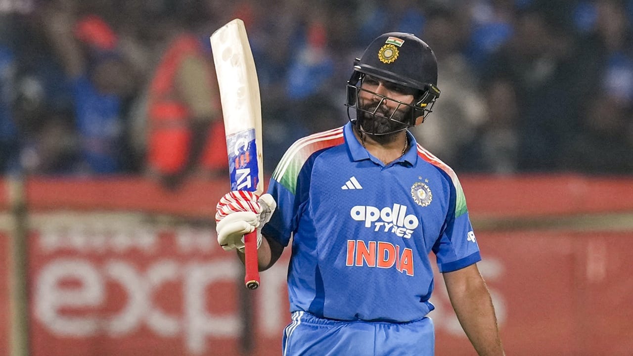 അവർ രണ്ട് ഫോർമാറ്റുകളിൽ നിന്ന് വിരമിച്ചു. ഒരു യുവ കളിക്കാരനെ പോലെ അവർക്ക് അത്രയും മത്സരങ്ങൾ കളിക്കേണ്ടതില്ല. രോഹിതിന്റെയും, കോഹ്ലിയുടെയും കാര്യത്തില്‍ വ്യത്യസ്ത സമീപനം വേണമെന്നും ബംഗാര്‍ കൂട്ടിച്ചേര്‍ത്തു (Image Credits: PTI)