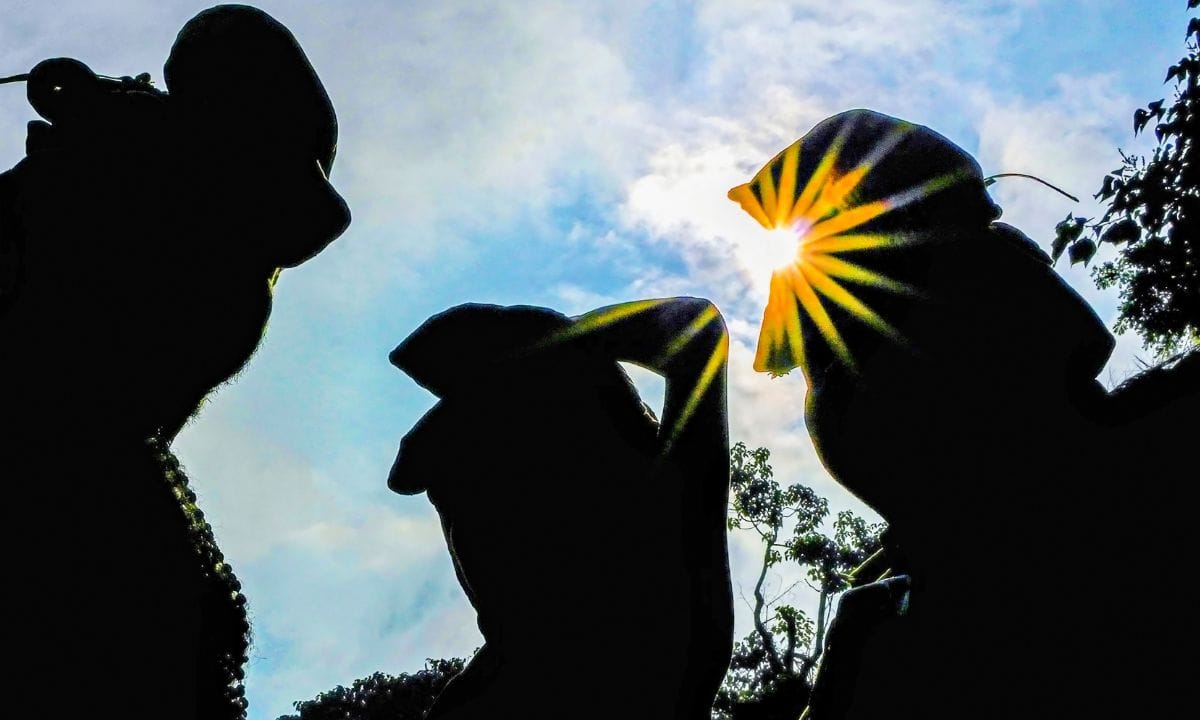 കൂടാതെ സർവാഭരണ വിഭൂഷിതനായി അയ്യപ്പസ്വാമിയെ ദർശിക്കുന്നതിലൂടെ ജീവിതത്തിലെ തടസ്സങ്ങൾ നീങ്ങുകയും നാം ആഗ്രഹിച്ച എല്ലാ കാര്യങ്ങൾ സഫലമാകാനും ഇത് കാരണമാവുകയും ചെയ്യുമെന്ന് വിശ്വാസം നിലനിൽക്കുന്നു. മാത്രമല്ല ഒരു മണ്ഡലകാലത്തെ മുഴുവൻ( അതായത് 41 ദിവസം) പുണ്യവും അയ്യപ്പന്റെ ഈ സംഘി ചാർത്തിയ ദർശനത്തിലൂടെ നേടാൻ സാധിക്കും എന്നും സങ്കല്പം നിലനിൽക്കുന്നു. (PHOTO: FACEBOOK/INSTAGRAM)