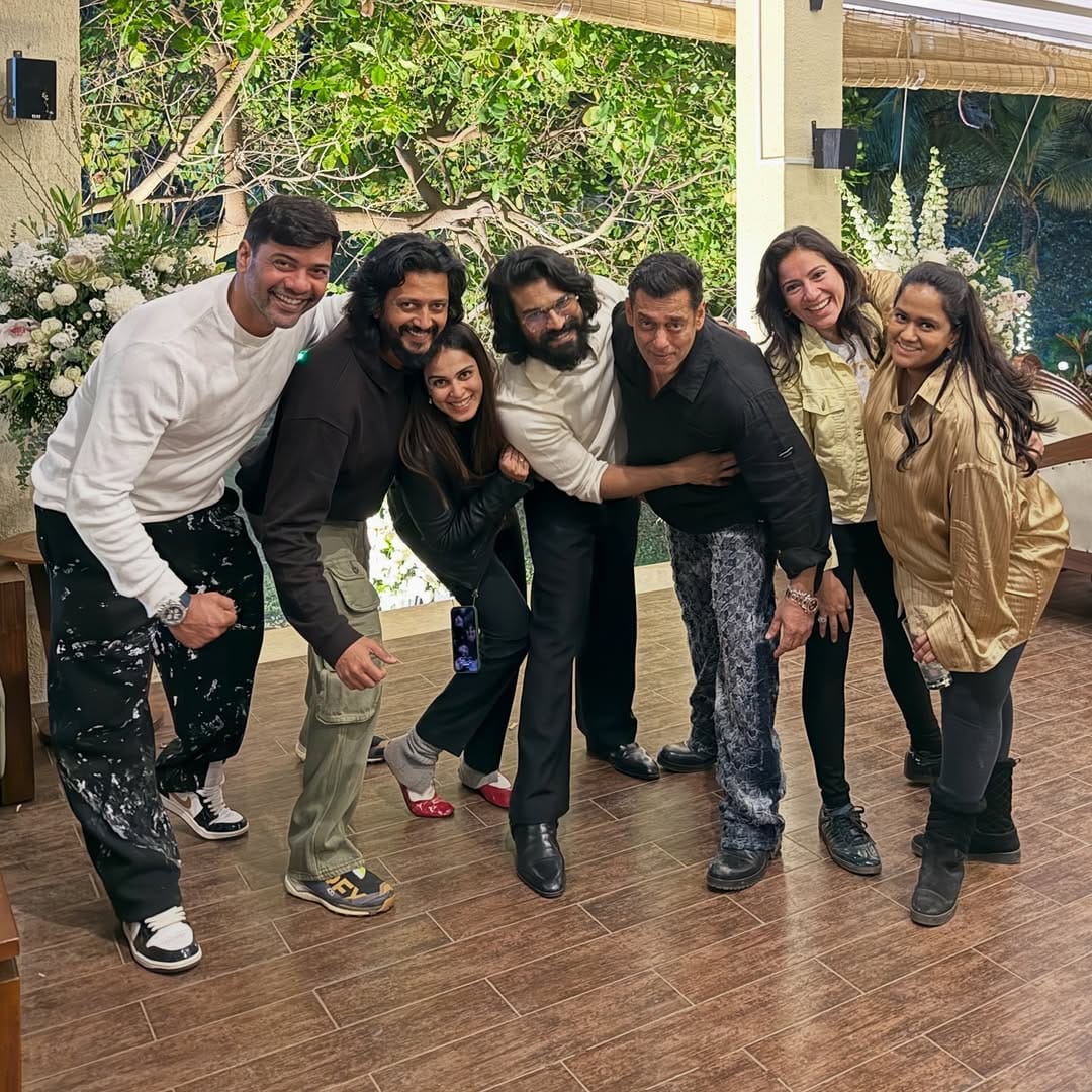 സഞ്ജയ് ദത്ത്, കരിഷ്മ കപൂർ, ജനീലിയ ദേശ്മുഖ്, രാകുൽപ്രീത് സിംഗ് തുടങ്ങി ബോളിവുഡ് താരങ്ങളുടെ ഒരു നീണ്ട നിര തന്നെ ജന്മദിനാഘോഷത്തിനായി എത്തിയിരുന്നു. സുരക്ഷാ കാരണങ്ങളാൽ മുംബൈയിലെ ഗാലക്സി അപ്പാർട്ട്മെൻ്റിന് മുന്നിൽ താരം ആരാധകരെ കാണാനെത്തിയില്ല.