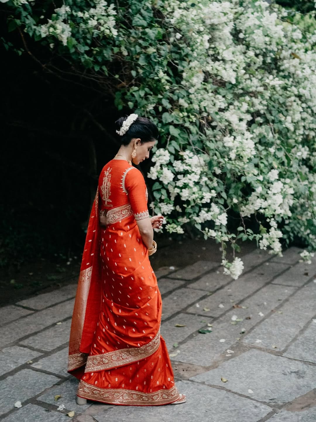 എന്നാൽ ഇപ്പോഴിതാ താരം വിവാഹത്തിന് ധരിച്ച സാരിയാണ് പ്രേക്ഷകർക്കിടയിൽ ശ്രദ്ധ നേടുന്നത്. റെഡ് ബനാറസ് സില്‍ക് സാരിയാണ് താരം വിവാഹത്തിനായി തിരഞ്ഞെടുത്തത്.