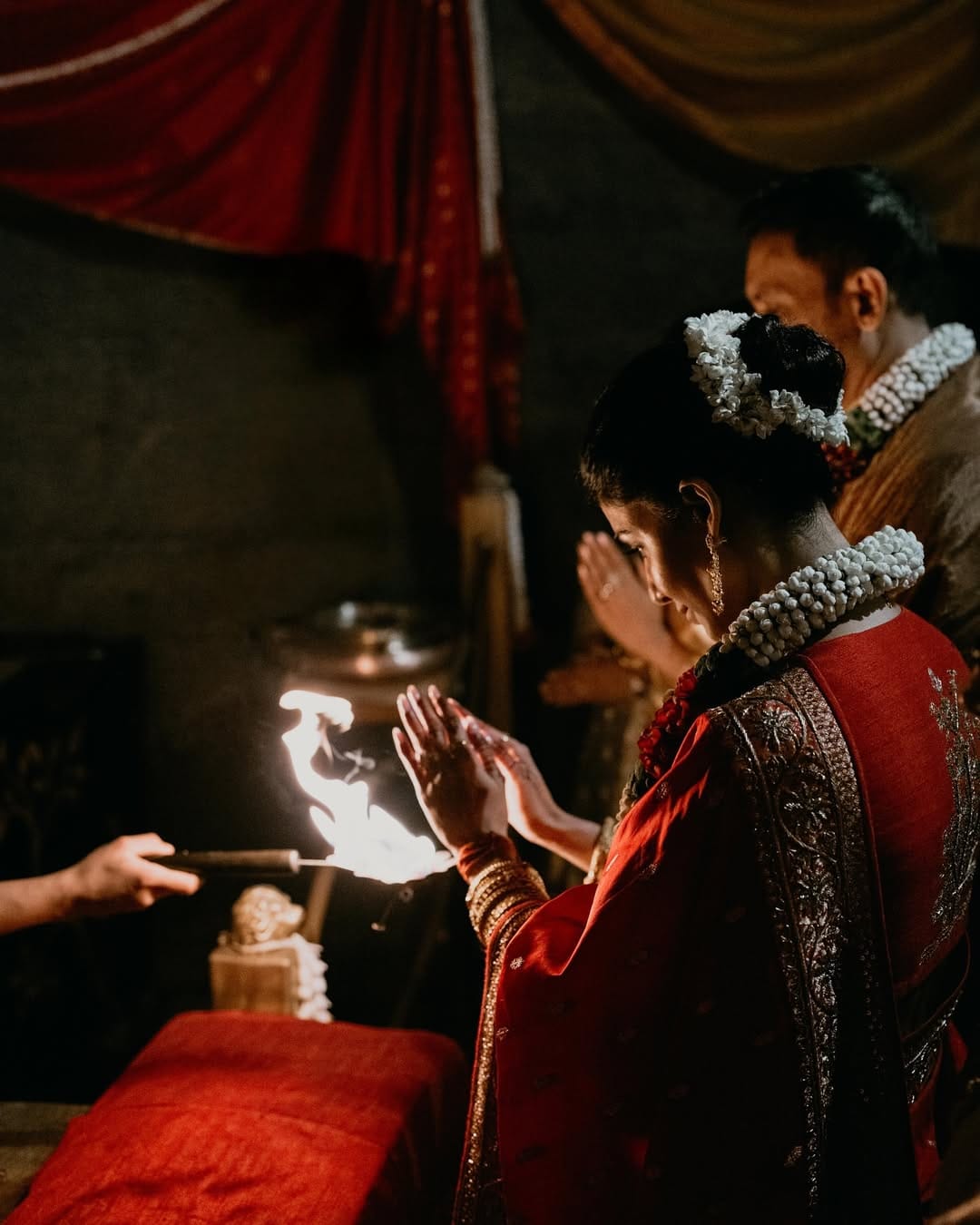 ചിത്രങ്ങൾ വൈറലായതിനു പിന്നാലെ ഇന്ത്യൻ സിനിമയിലെ താരങ്ങളടക്കം നിരവധി പേരാണ് സാമന്തയ്ക്ക് ആശംസകൾ നേർന്ന് എത്തുന്നത്. രണ്ടുപേരുടെയും രണ്ടാം വിവാഹമാണ്.
