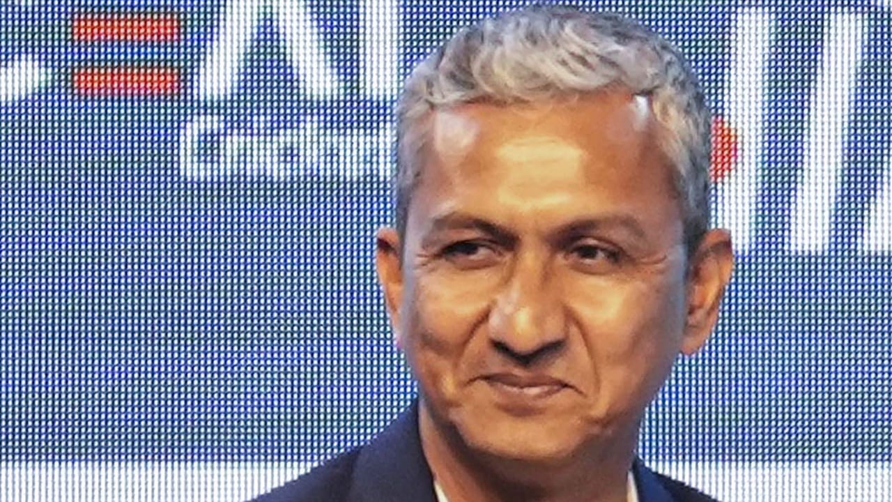 രോഹിത്തും കോഹ്ലിയും ടെസ്റ്റ് ക്രിക്കറ്റിലും ടി20യിലും സജീവമല്ലാത്തതിനാൽ അടുത്ത ഏകദിന ലോകകപ്പ് വരെ ഇരുവര്ക്കും ഫോമും ഫിറ്റ്നസും നിലനിർത്താൻ കഴിയുമോ എന്ന കാര്യത്തിൽ ബിസിസിഐ ആശങ്ക പ്രകടിപ്പിച്ചതായി റിപ്പോർട്ടുണ്ട്. കോഹ്ലിക്കും രോഹിത്തിനും പ്രത്യേക ഇളവുകൾ നൽകണമെന്ന് സഞ്ജയ് ബംഗാര് ബിസിസിഐയോട് ആവശ്യപ്പെട്ടു. ജിയോഹോട്ട്സ്റ്റാറിൽ സംസാരിക്കുകയായിരുന്നു അദ്ദേഹം (Image Credits: PTI)