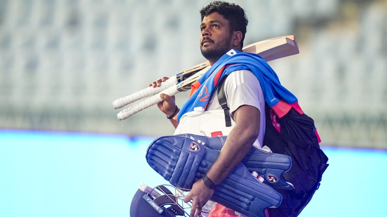 ഇത്തവണയും സഞ്ജു സ്‌ക്വാഡിലുണ്ടാകാനാണ് സാധ്യത. ശുഭ്മാന്‍ ഗില്‍ ഓപ്പണറായി തുടര്‍ന്നാണ് സഞ്ജുവിന് കളിക്കാന്‍ അവസരം ലഭിക്കാന്‍ സാധ്യത കുറവാണ്. അങ്ങനെയെങ്കില്‍ ജിതേഷ് ശര്‍മ വിക്കറ്റ് കീപ്പറായി പ്ലേയിങ് ഇലവനിലെത്തും  (Image Credits: PTI)