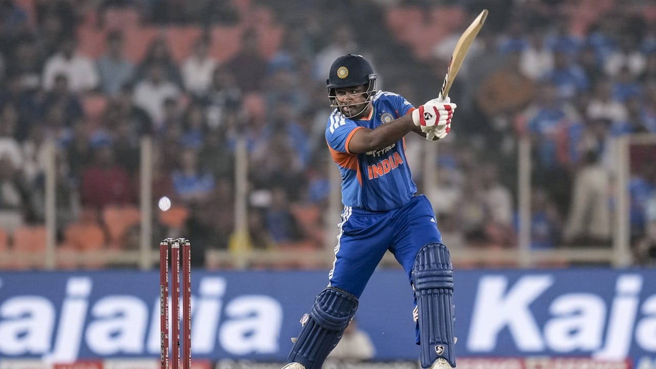 പന്തിന് പകരക്കാരനായി പരിഗണിക്കാവുന്ന രണ്ട് താരങ്ങളുണ്ട്. സഞ്ജു സാംസണും ഇഷാന്‍ കിഷനും. എന്നാല്‍ അടുത്തിടെ നടന്ന രാജ്യാന്തര, ആഭ്യന്തര ഏകദിന മത്സരങ്ങളിലൊന്നും കളിക്കാതിരുന്ന സഞ്ജുവിനെ തിരഞ്ഞെടുക്കാന്‍ സാധ്യത കുറവാണ് (Image Credits: PTI)