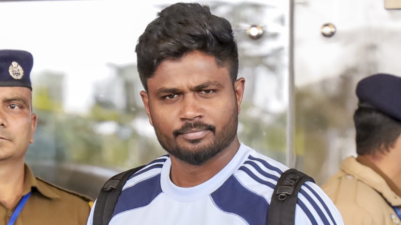 സയ്യിദ് മുഷ്താഖ് അലി ട്രോഫിയില്‍ മികച്ച പ്രകടനം പുറത്തെടുത്തെങ്കിലും ഇഷാന്‍ കിഷാനെ പരിഗണിക്കാന്‍ സാധ്യത കുറവാണ്. നിലവിലെ സാഹചര്യത്തില്‍ ജിതേഷും സഞ്ജുവുമാകും വിക്കറ്റ് കീപ്പര്‍മാര്‍. എന്നാല്‍ ഇന്ന് ദക്ഷിണാഫ്രിക്കയ്‌ക്കെതിരെ അഹമ്മദാബാദില്‍ നടക്കുന്ന അഞ്ചാം ടി20 സഞ്ജുവിന് നിര്‍ണായകമാണ്  (Image Credits: PTI)