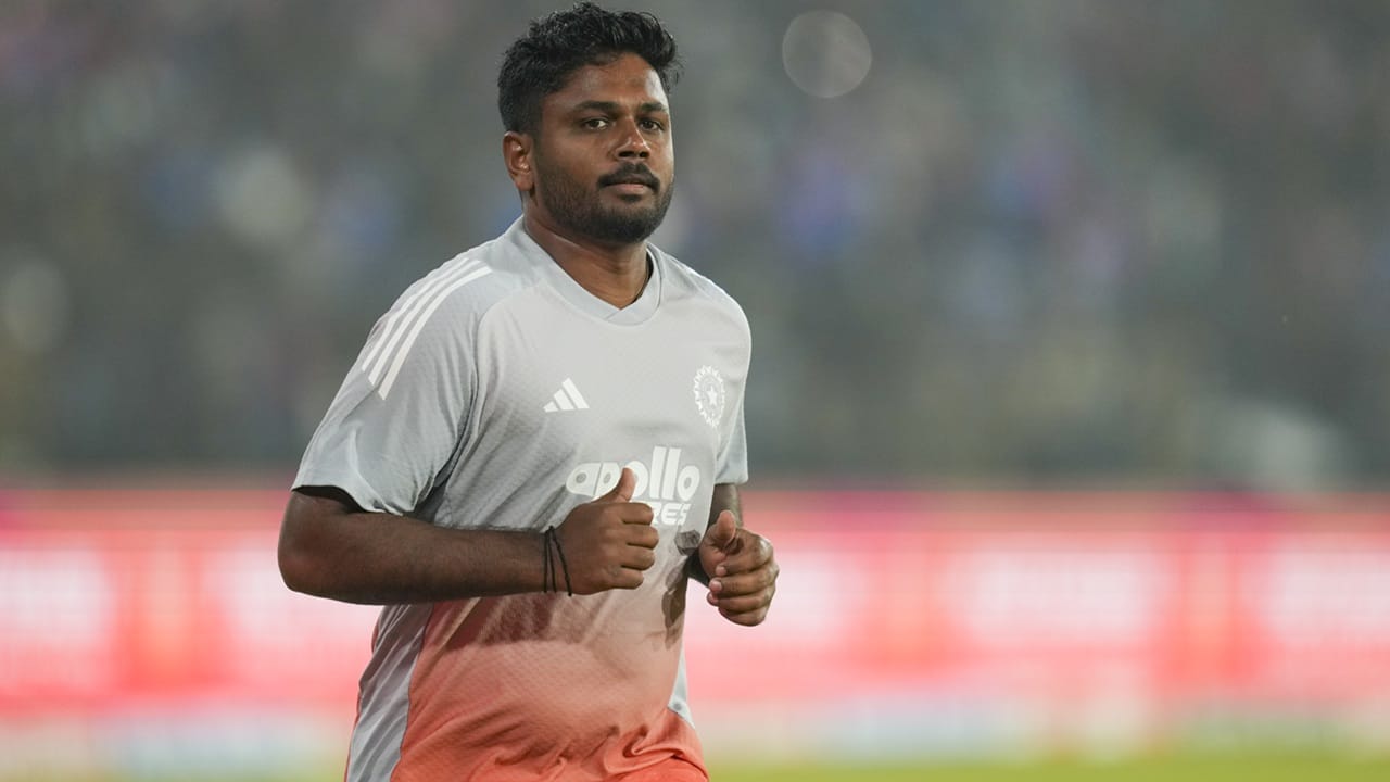 ശുഭ്മാന്‍ ഗില്ലിന് പരിക്കേറ്റതിനാല്‍ സഞ്ജു ഇന്ന് ഓപ്പണറായി കളിച്ചേക്കും. ടി20 ടീമില്‍ സ്ഥാനം ഉറപ്പിക്കുന്നതിന് സഞ്ജുവിന് ഇന്ന് കിട്ടുന്ന അവസരം പ്രയോജനപ്പെടുത്തിയേ മതിയാകൂ. ചുരുക്കിപ്പറഞ്ഞാല്‍, സഞ്ജുവിന് ഇന്ന് പരീക്ഷയാണ്. നാളെ ഫലപ്രഖ്യാപനവും  (Image Credits: PTI)