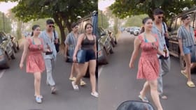 ഗോവൻ തെരുവിലൂടെ ബിയർ ബോട്ടിലുമായി സാറ തെണ്ടുൽക്കർ; സച്ചിനെതിരെ...