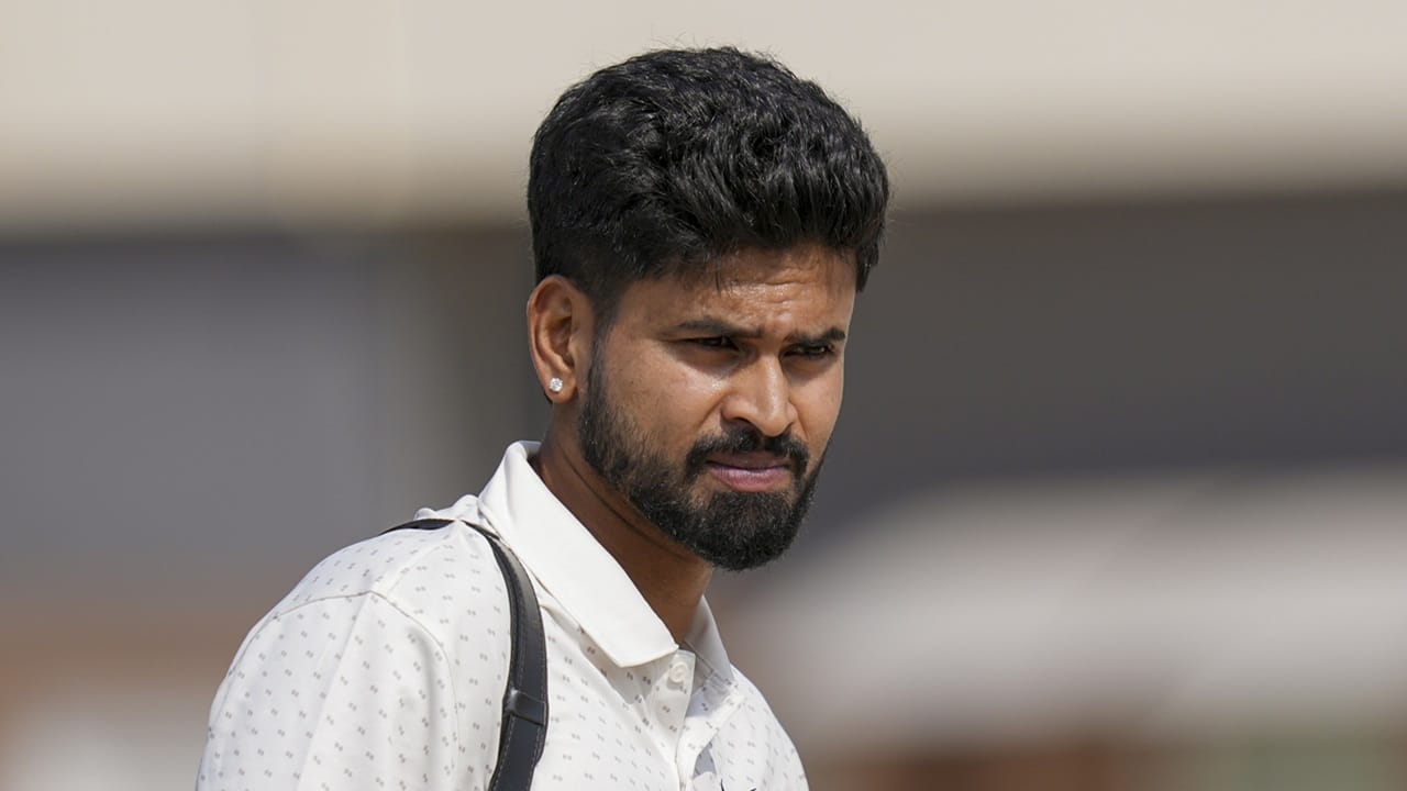 അതേസമയം, പരിക്കിനെ തുടർന്ന് ഏറെ നാളായി വിശ്രമത്തിലായിരുന്ന ശ്രേയസ് അയ്യർ പ്രൊഫഷണൽ ക്രിക്കറ്റിലേക്ക് തിരിച്ചുവരാൻ ഒരുങ്ങുന്നുവെന്ന് റിപ്പോര്‍ട്ട്. വിജയ് ഹസാരെ ട്രോഫിയിൽ ചില മത്സരങ്ങള്‍ താരം കളിക്കുമെന്നാണ് പ്രതീക്ഷ. ന്യൂസിലൻഡിനെതിരായ ഏകദിന പരമ്പരയില്‍ താരം കളിച്ചേക്കും  (Image Credits: PTI)