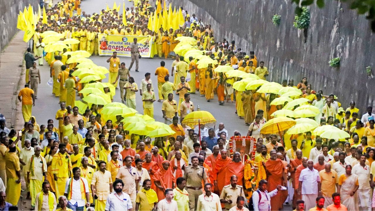 എന്നാല് നേരത്തെ നിശ്ചയിച്ച പരീക്ഷകള്ക്ക് മാറ്റമില്ല. ഡിസംബര് 30 മുതല് 31 വരെയാണ് ശിവഗിരി തീര്ത്ഥാടനം നടക്കുന്നത്.