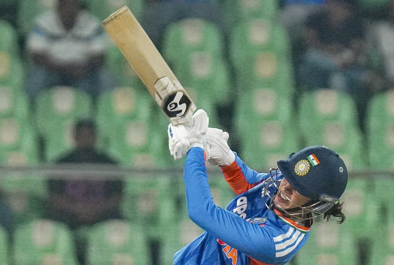 ഏകദിനത്തിലും, ടി20യിലും മികച്ച പ്രകടനമാണ് 2025ല്‍ മന്ദാന പുറത്തെടുത്തത്. ഓപ്പണറായ മന്ദാനയുടെ ഫോം പല മത്സരങ്ങളിലും ഇന്ത്യന്‍ ടീമിന് നിര്‍ണായകമായി. സാഹചര്യങ്ങള്‍ക്കൊപ്പം റണ്‍സ് നേടാനുള്ള കഴിവാണ് സ്മൃതിയുടെ പ്രത്യേകത (Image Credits: PTI)