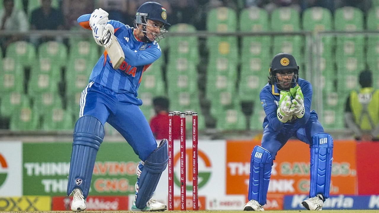 മികച്ച സ്‌ട്രൈക്ക് റേറ്റില്‍ ബാറ്റു ചെയ്യുന്ന താരം കൂടിയാണ് സ്മൃതി. നിലവില്‍ ശ്രീലങ്കയ്‌ക്കെതിരെ നടക്കുന്ന ടി20 പരമ്പരയിലാണ് സ്മൃതി കളിക്കുന്നത്. പരമ്പരയിലെ അവസാന മത്സരം ഇന്ന് കാര്യവട്ടം ഗ്രീന്‍ഫീല്‍ഡ് സ്റ്റേഡിയത്തില്‍ നടക്കും (Image Credits: PTI)