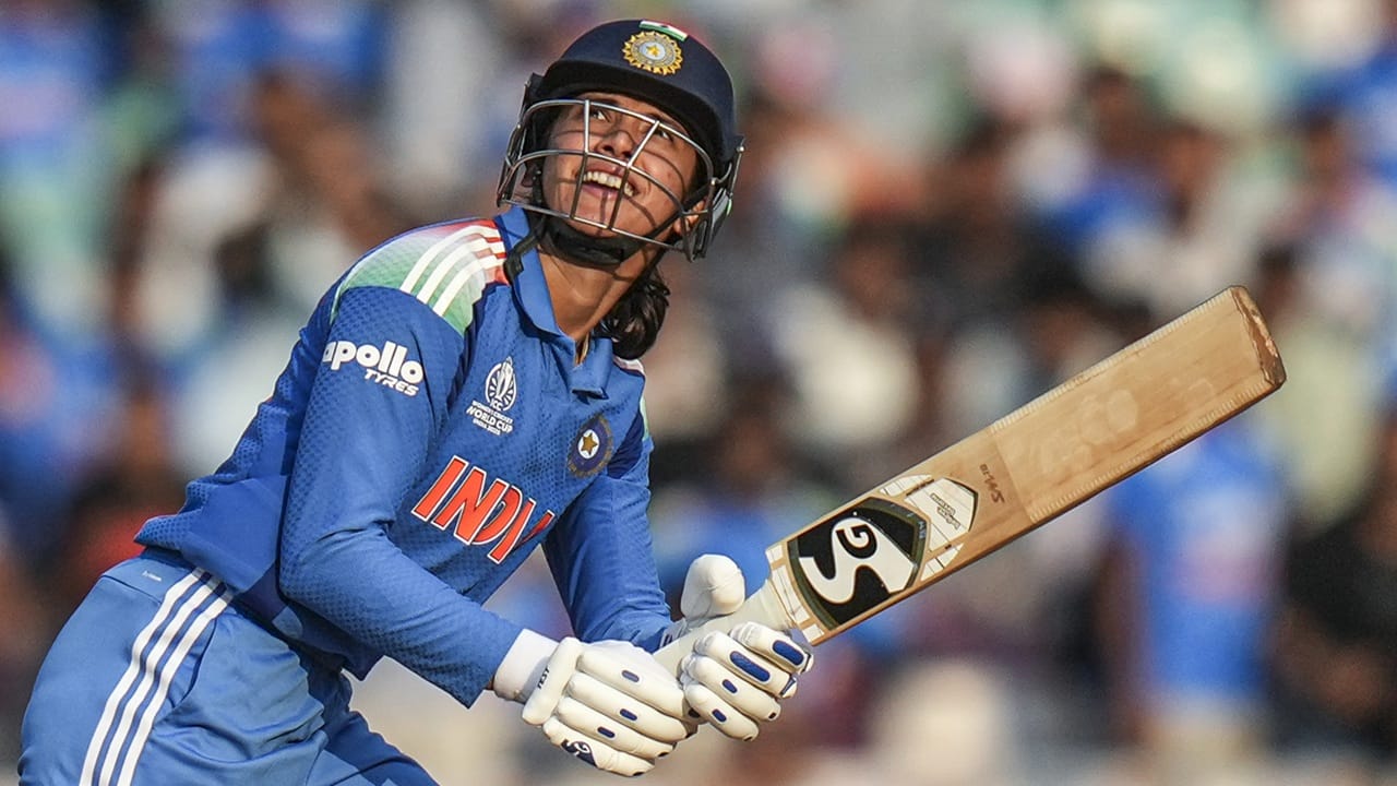 കാര്യവട്ടത്ത് നടന്ന നാലാം ടി20യില്‍ സ്മൃതിയായിരുന്നു കളിയിലെ താരം. 48 പന്തില്‍ 80 റണ്‍സാണ് ഈ മത്സരത്തില്‍ സ്മൃതി അടിച്ചുകൂട്ടിയത്. 11 ഫോറും മൂന്ന് സിക്‌സും നേടി (Image Credits: PTI)