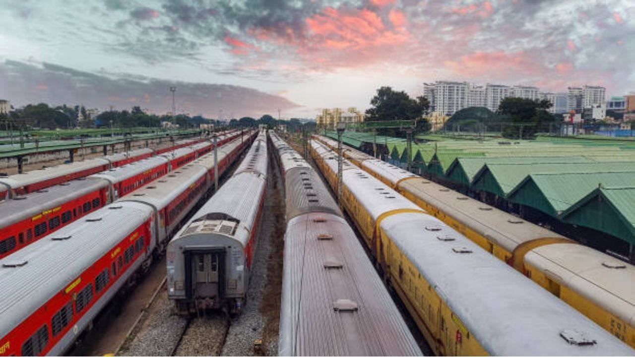 Kerala Special Train: ക്രിസ്മസിന് നാട്ടില്ലെത്താൻ ഇതാ…10 സ്പെഷ്യൽ ട്രെയിനുകൾ; 38 അധിക സർവീസുകളും