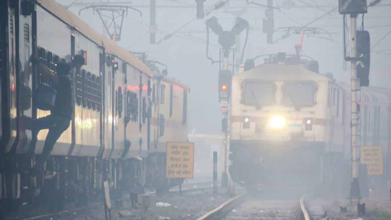 Special Train: സ്പെഷ്യൽ ട്രെയിൻ ഇതാ എത്തുന്നു; 18 സ്റ്റോപ്പുകൾ, സമയവും തീയതിയുമറിയാം Special Train: സ്പെഷ്യൽ ട്രെയിൻ ഇതാ എത്തുന്നു; 18 സ്റ്റോപ്പുകൾ, സമയവും തീയതിയുമറിയാം