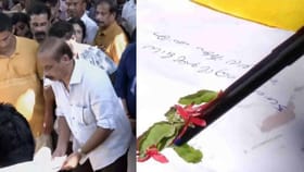 ശ്രീനിയുടെ ചിതയിൽ പേനയും പേപ്പറും സമർപ്പിച്ച് സത്യൻ അന്തിക്കാട്