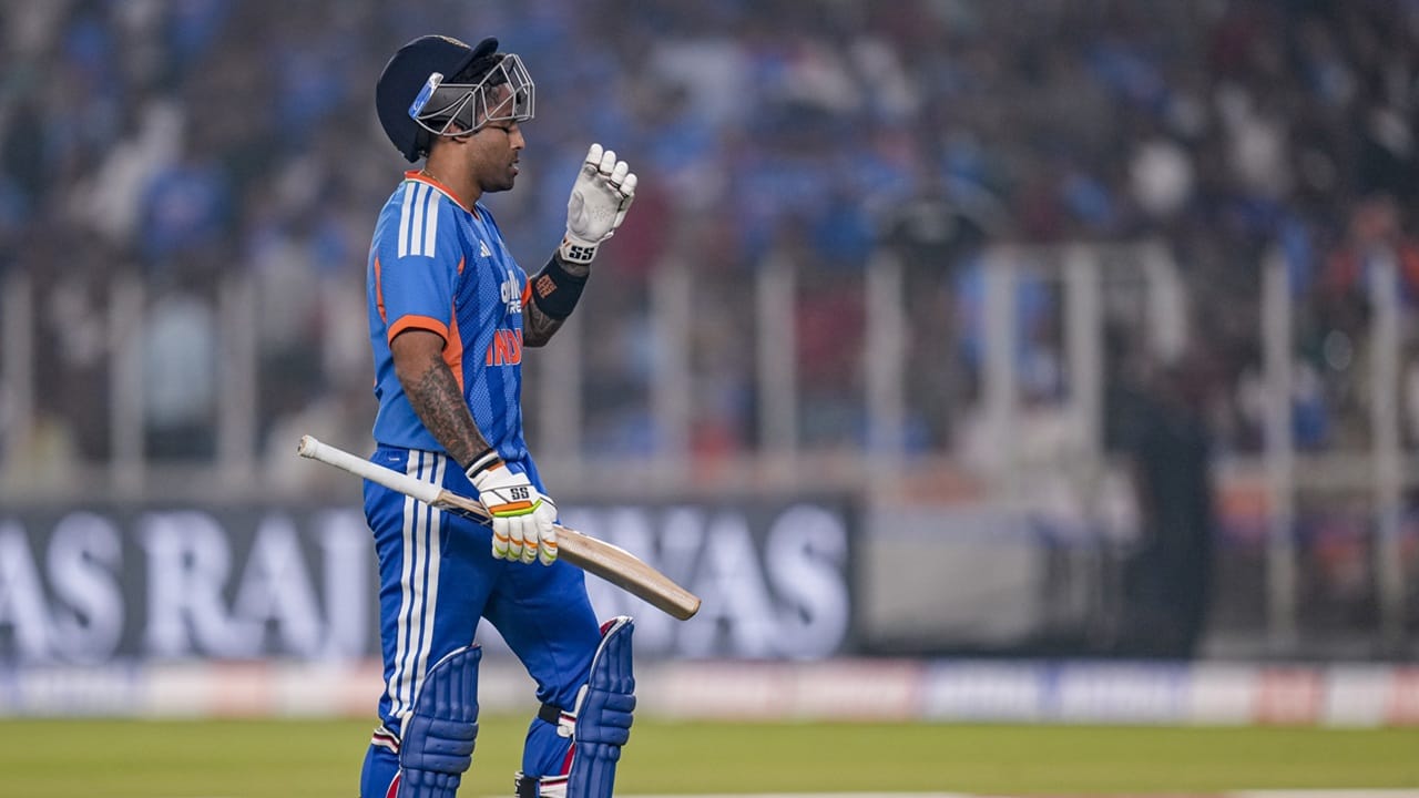 സൂര്യകുമാര്‍ യാദവിനെ ക്യാപ്റ്റന്‍ സ്ഥാനത്തുനിന്ന് നീക്കിയാല്‍ ശുഭ്മാന്‍ ഗില്‍ നായകനായേക്കും. ടി20 ലോകകപ്പില്‍ ഗില്ലിനെ ഒഴിവാക്കിയേങ്കിലും, താരത്തെയാണ് സൂര്യയുടെ പിന്‍ഗാമിയായി മാനേജ്‌മെന്റ് കാണുന്നത്. ടി20 ലോകകപ്പിന് ശേഷം ഗില്‍ ഓള്‍ ഫോര്‍മാറ്റ് ക്യാപ്റ്റനാകാനാണ് സാധ്യത (Image Credits: PTI)