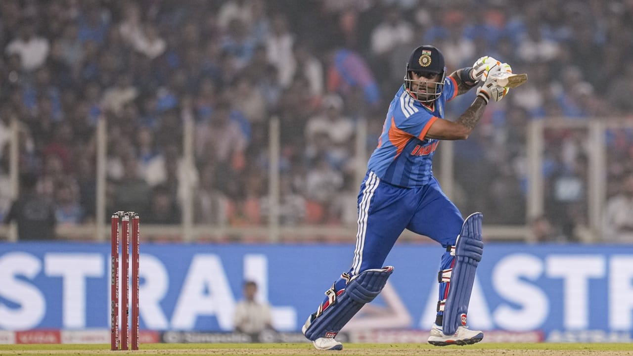 2025ല്‍ 21 മത്സരങ്ങളില്‍ നിന്നായി 218 റണ്‍സ് മാത്രമാണ് സൂര്യകുമാറിന് നേടാനായത്. 13.62 ആണ് ശരാശരി. ഒരു അര്‍ധ സെഞ്ചുറി പോലും ഈ കാലയളവില്‍ നേടാനായില്ല (Image Credits: PTI)