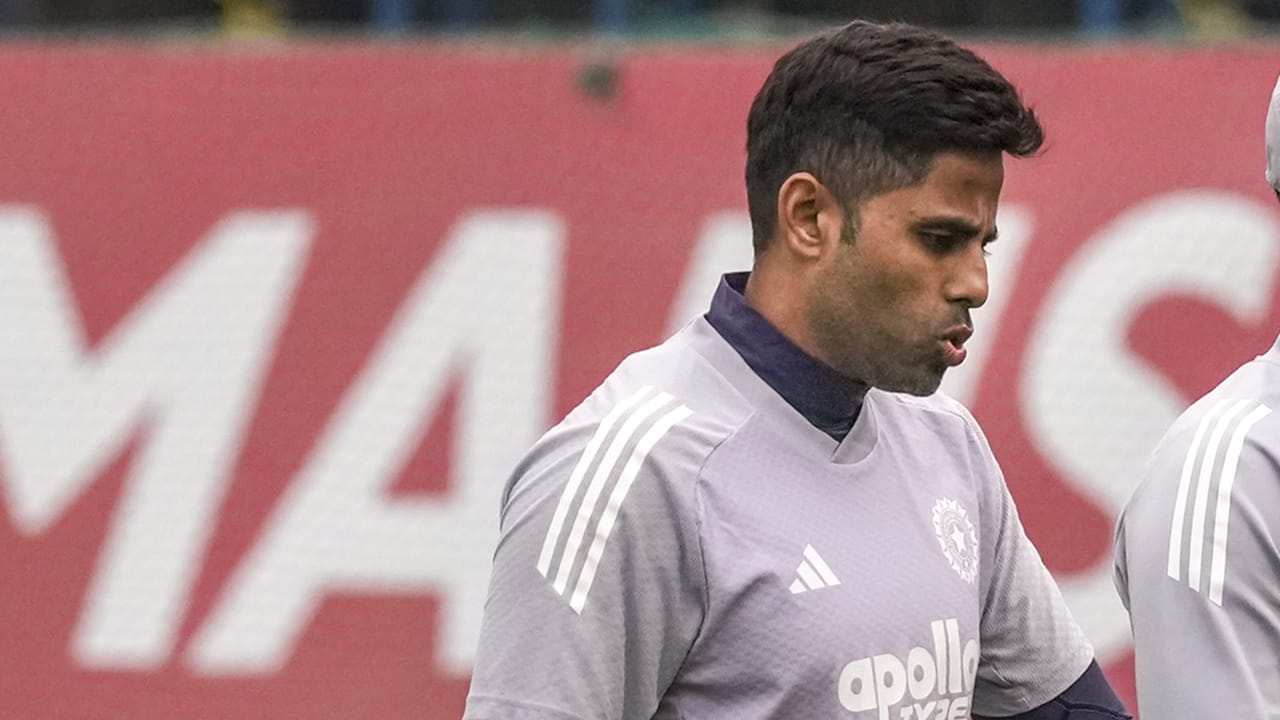 നവംബര്‍ മുതല്‍ 13.35 ശരാശരിയില്‍ 227 റണ്‍സ് മാത്രമാണ് സൂര്യ നേടിയത്. ഈ സാഹചര്യത്തില്‍ സൂര്യകുമാറിനെക്കുറിച്ച് വിലയിരുത്തി മുന്‍താരവും കമന്റേറ്ററുമായ ആകാശ് ചോപ്ര രംഗത്തെത്തി.  ടോസ് ഇടുകയും, ബൗളര്‍മാരെ നിയന്ത്രിക്കുകയും മാത്രമല്ല ക്യാപ്റ്റന്റെ ജോലിയെന്ന് ചോപ്ര പറഞ്ഞു (Image Credits: PTI)