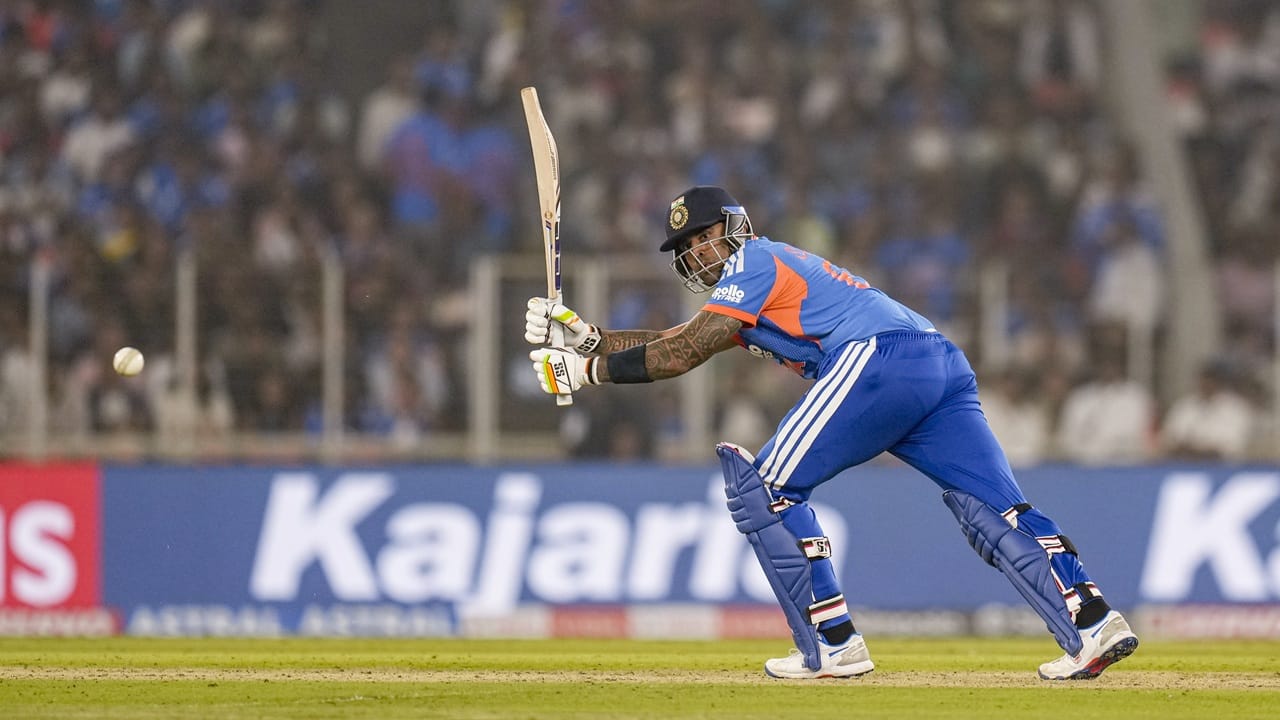 നിലവില്‍ സൂര്യകുമാറിന് 35 വയസുണ്ട്. അടുത്ത ടി20 ലോകകപ്പിന് ശേഷം 2028ലെ ടി20 ലോകകപ്പ് ലക്ഷ്യമിട്ടുള്ള ടീം ബിസിസിഐക്ക് പടുത്തുയര്‍ത്തേണ്ടതുണ്ട്. അതുകൊണ്ട് തന്നെ 2026ലെ ലോകകപ്പിന് ശേഷം സൂര്യയെ ക്യാപ്റ്റന്‍ സ്ഥാനത്തുനിന്ന് മാറ്റാനാണ് സാധ്യത (Image Credits: PTI)