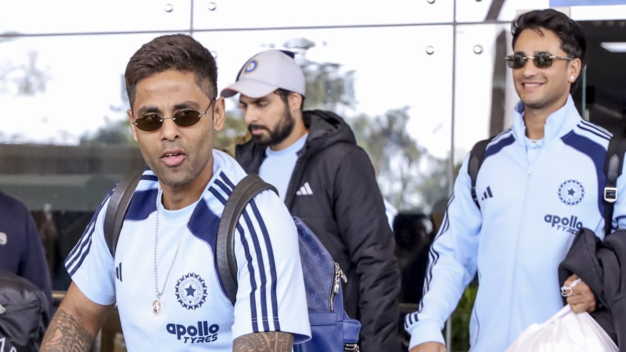 ടോപ് ഫോറില്‍ ബാറ്റ് ചെയ്താല്‍, റണ്‍സ് നേടുകയെന്നതാണ് പ്രാഥമിക ഉത്തരവാദിത്തം. സൂര്യയുടെ സമീപകാല മോശം പ്രകടനങ്ങളും ചോപ്ര ചൂണ്ടിക്കാട്ടി. സൂര്യകുമാറിന്റെ ക്യാപ്റ്റന്‍സിയില്‍ തനിക്ക് സംശയമില്ലെന്നും ചോപ്ര പറഞ്ഞു (Image Credits: PTI)