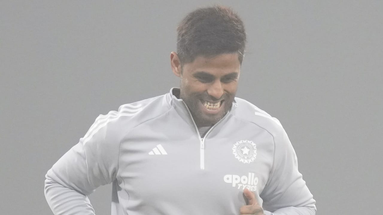 സൂര്യകുമാറിനെ നേരത്തെ തന്നെ നീക്കാന്‍ സെലക്ഷന്‍ കമ്മിറ്റി ആലോചിച്ചിരുന്നെന്നാണ് റിപ്പോര്‍ട്ട്. എന്നാല്‍ ടി20 ലോകകപ്പിന് ഏതാനും മാസങ്ങള്‍ മാത്രം ബാക്കിനില്‍ക്കുന്നതിനാല്‍ ഈ നീക്കം ഉപേക്ഷിക്കുകയായിരുന്നു. ചുരുക്കത്തില്‍, ഈ ടി20 ലോകകപ്പില്‍ മികച്ച പ്രകടനം പുറത്തെടുക്കേണ്ടത് ടീമിലെ നിലനില്‍പിന് സൂര്യകുമാര്‍ യാദവിന് അനിവാര്യമായിരിക്കുകയാണ് (Image Credits: PTI)