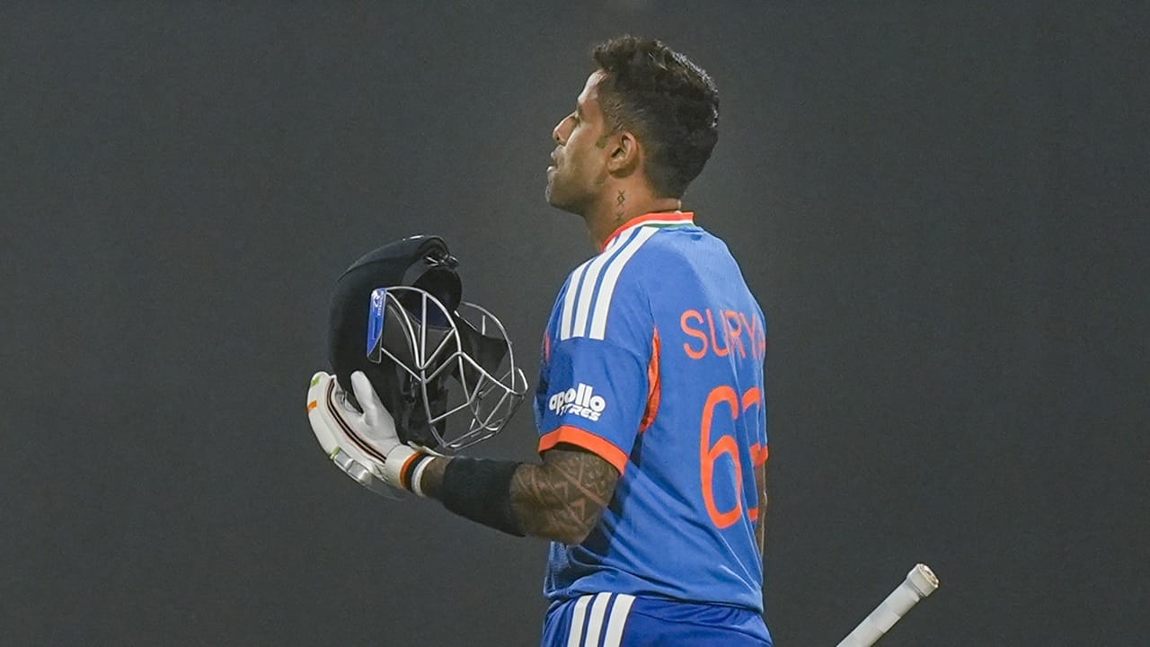 പക്ഷേ അദ്ദേഹം റൺസ് നേടേണ്ടതുണ്ട്. ഫോമിലെത്താനായില്ലെങ്കില്‍ ലോകകപ്പ് സമയത്ത് ആത്മവിശ്വാസമുണ്ടാകില്ല. ക്യാപ്റ്റൻ സൂര്യകുമാർ യാദവും വൈസ് ക്യാപ്റ്റൻ ശുഭ്മാൻ ഗില്ലും റൺസ് നേടേണ്ടത് അത്യാവശ്യമാണെന്നും ആകാശ് ചോപ്ര പറഞ്ഞു (Image Credits: PTI)