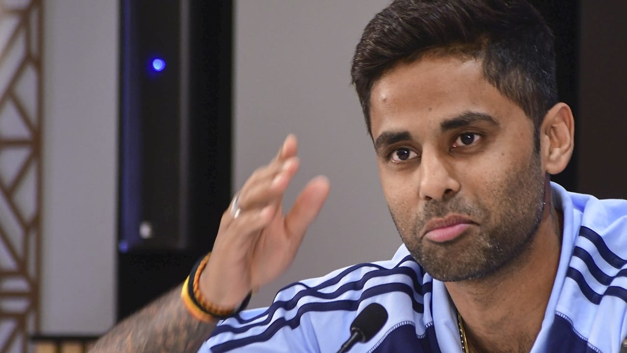 സൂര്യകുമാര്‍ യാദവാണ് ഇത്തവണത്തെ ക്യാപ്റ്റന്‍. സഞ്ജുവിനെയും സൂര്യയെയും കൂടാതെ, അക്‌സര്‍ പട്ടേല്‍, ഹാര്‍ദ്ദിക് പാണ്ഡ്യ, ശിവം ദുബെ, കുല്‍ദീപ് യാദവ്, ജസ്പ്രീത് ബുംറ, അര്‍ഷ്ദീപ് സിങ് എന്നിവരും കഴിഞ്ഞ തവണത്തെ സ്‌ക്വാഡിലും ഇത്തവണയും ടീമില്‍ ഉള്‍പ്പെട്ടു. ശുഭ്മാന്‍ ഗില്‍, ജിതേഷ് ശര്‍മ എന്നിവര്‍ക്ക് ഇത്തവണ ഇടം നേടാനായില്ല  (Image Credits: PTI)