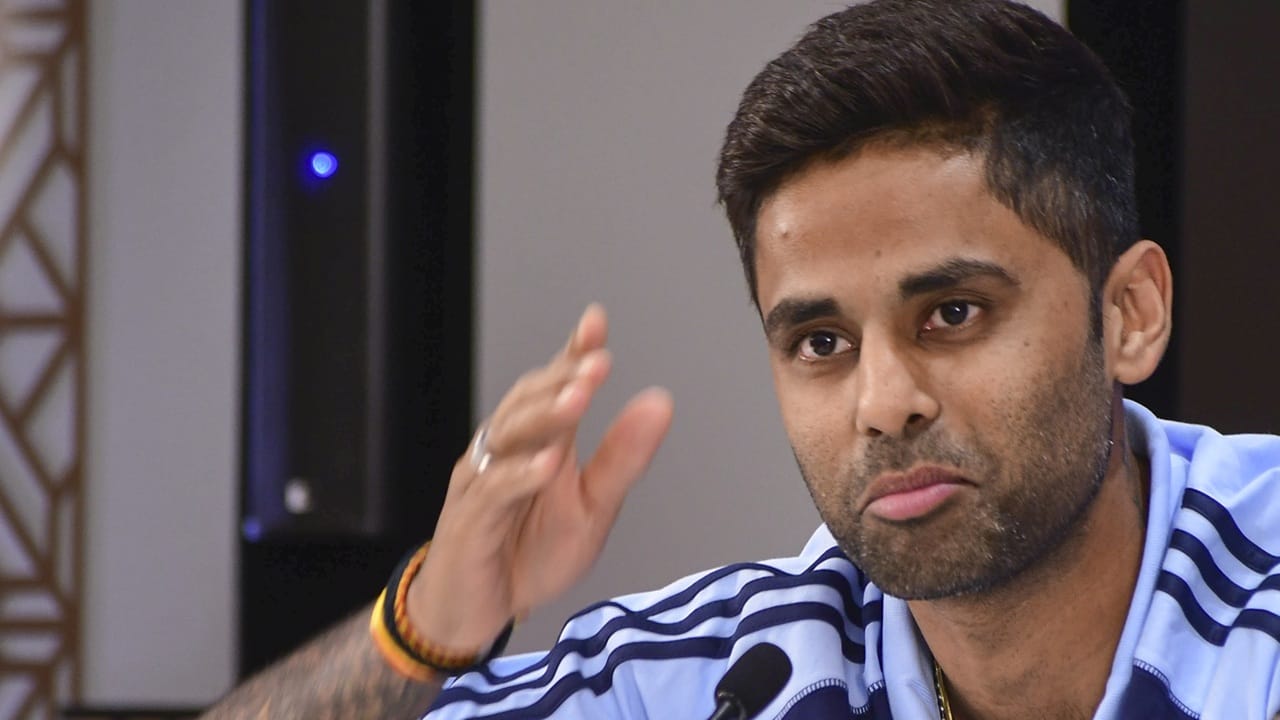 ടി20 ലോകകപ്പിന് ശേഷം സൂര്യകുമാര്‍ യാദവിനെ ക്യാപ്റ്റന്‍ സ്ഥാനത്തുനിന്ന് നീക്കിയേക്കുമെന്ന് റിപ്പോര്‍ട്ട്. ടി20യില്‍ സൂര്യ നിലവില്‍ മോശം ഫോമിലാണ്. ക്യാപ്റ്റനായതുകൊണ്ട് മാത്രമാണ് താരത്തിന് അധിക പിന്തുണ ലഭിക്കുന്നതെന്നാണ് വിവരം (Image Credits: PTI)