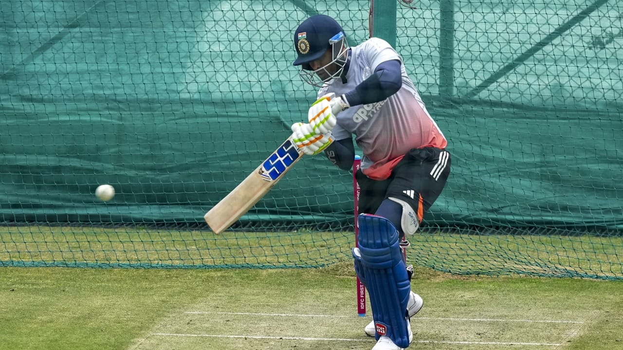 ദക്ഷിണാഫ്രിക്കയ്ക്കെതിരായ ആദ്യ ടി20യില് 12 റണ്സാണ് സൂര്യ നേടിയത്. രണ്ടാം ടി20യില് നേടിയത് അഞ്ച് റണ്സ് മാത്രം. നാളെയാണ് മൂന്നാം ടി20 (Image Credits: PTI)