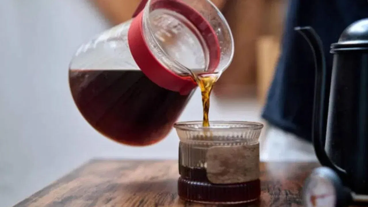 രാവിലെ എഴുന്നേറ്റാലുടൻ ഒരു ഗ്ലാസ് കട്ടൻ കാപ്പി കുടിച്ച് ദിവസം തുടങ്ങുന്നവരാണോ നിങ്ങൾ? എങ്കിൽ അറിഞ്ഞോളൂ, ഈ ശീലം നിങ്ങൾക്ക് നൽകുന്നത് മികച്ച ആരോഗ്യഗുണങ്ങളാണ്. കഫീൻ, ആന്റി ഓക്‌സിഡന്റുകൾ എന്നിവയാൽ സമ്പന്നമായ കട്ടൻ കാപ്പി വെറും വയറ്റിൽ കുടിക്കുന്നത് ശരീരത്തിന് എങ്ങനെയൊക്കെ ഗുണകരമാകുന്നു എന്ന് നോക്കാം.