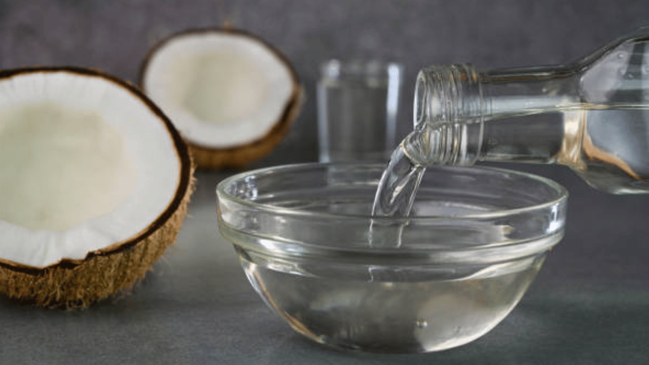 ഒരു കോട്ടൺ എടുത്ത് ശുദ്ധമായ വെളിച്ചെണ്ണയിൽ മുക്കി രാത്രി മുഴുവൻ മുക്കിവയ്ക്കുക. അടുത്ത ദിവസം രാവിലെ തണുത്ത വെള്ളത്തിൽ കഴുകി കളയാം. അതുപോലെ കറിവേപ്പില ചതച്ച് ചെറുചൂടുള്ള വെള്ളത്തിൽ രാത്രി മുഴുവൻ ഇട്ടുവയ്ക്കാം. ശേഷം ആ വെള്ളം പുരികത്തിൽ പുരട്ടുന്നതും ​ഗുണം ചെയ്യും.
