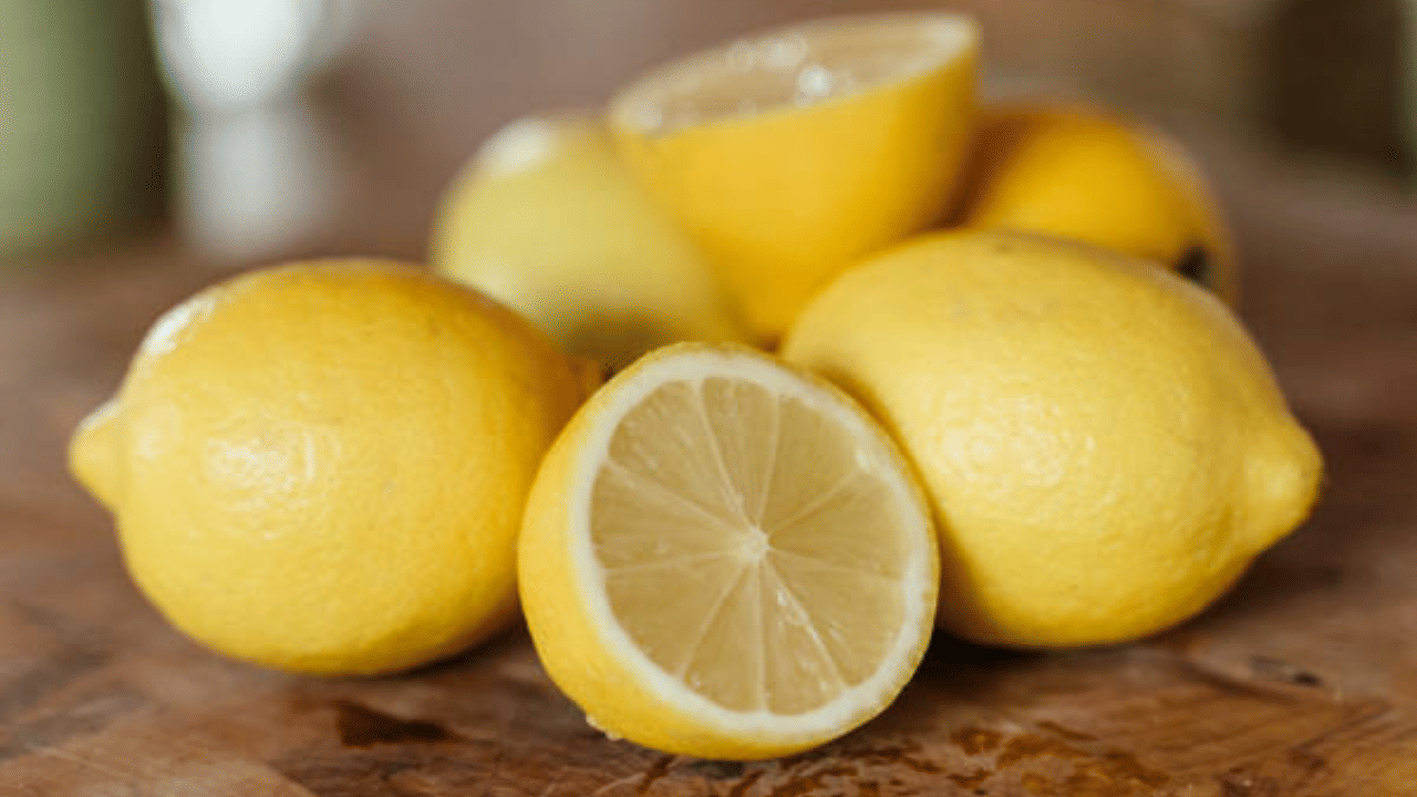 കട്ടിയുള്ള പുരികം നേടാൻ സഹായിക്കുന്ന മറ്റൊരു പദാർത്ഥമാണ് നാരങ്ങ. ഒരു നാരങ്ങയുടെ പകുതി കഷ്ണം പുരികത്തിൽ പുരട്ടി 5 മിനിറ്റ് വയ്ക്കുക. ശേഷം, ചെറുചൂടുള്ള വെള്ളത്തിൽ പുരികങ്ങൾ കഴുകാം. വെളിച്ചെണ്ണയിൽ മിക്സ് ചെയ്യാവുന്നതുമാണ്. (Image Credit: Getty Images)