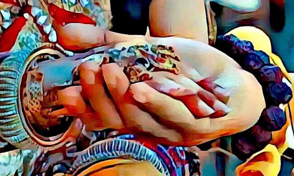 ധനുമാസത്തിലെ തിരുവാതിരക്ക് ഇനി ദിനങ്ങൾ മാത്രം. ദീർഘമാംഗല്യത്തിനും കുടുംബത്തിന്റെ ഐശ്വര്യത്തിനും സ്ത്രീകൾക്ക് അനുഷ്ഠിക്കാവുന്ന ഏറ്റവും പുണ്യകരമായ ഒരു വ്രതമാണ് തിരുവാതിര. ഭഗവാൻ ശിവന്റെ ജന്മനക്ഷത്രമാണ് തിരുവാതിര. അതിനാൽ ഈ ദിനത്തിൽ ഭഗവാൻ ശിവനെ ആരാധിക്കുന്നത് ജീവിതത്തിൽ സർവ്വ ഐശ്വര്യത്തിനും സമ്പത്തിനും സമൃദ്ധിക്കും കാരണമാകും. ഹിന്ദു വിശ്വാസപ്രകാരം അനുഷ്ഠിക്കുന്ന വ്രതങ്ങളിൽ ഏറ്റവും പ്രധാനപ്പെട്ട വ്രതമാണ് ധനുമാസത്തിൽ വരുന്ന തിരുവാതിര. (PHOTO: TV9 Network)