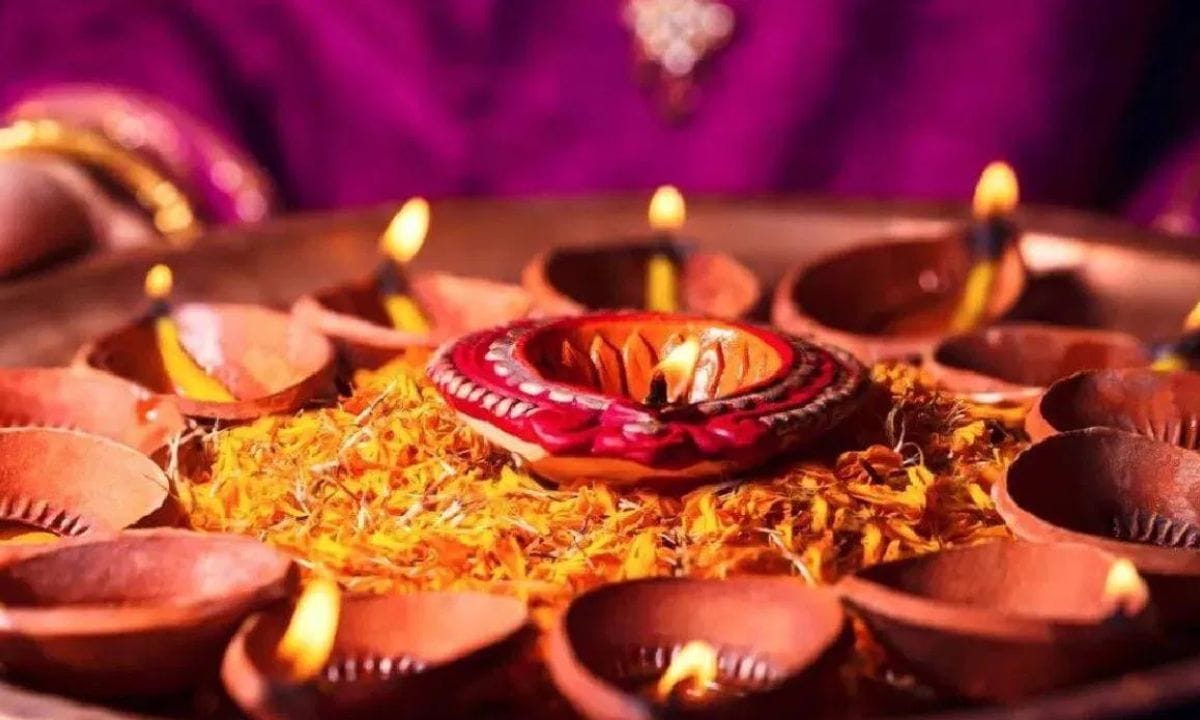 ദീപാവലി കഴിഞ്ഞാൽ ഏറ്റവും ആചാര അനുഷ്ഠാനത്തോടെ ആഘോഷിക്കപ്പെടുന്ന ദീപങ്ങളുടെ മറ്റൊരു ഉത്സവമാണ് തൃക്കാർത്തിക. സാധാരണയായി എല്ലാവർഷവും മാസത്തിലെ പൂർണ്ണചന്ദ്ര ദിനത്തിലാണ് തൃക്കാർത്തിക വരുന്നത്. ഇന്നേദിവസം എല്ലാ വീടുകളിലും തെരുവോരങ്ങളിലും ക്ഷേത്രങ്ങളിലും എല്ലാം ദീപം തെളിയിച്ച് ഈ ദിവസത്തെ ആഘോഷിക്കുന്നു. (PHOTO: TV9 Network)