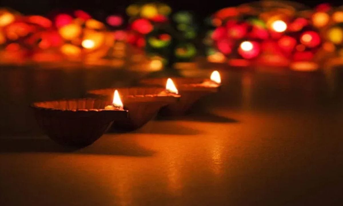 കാർത്തികവിളക്ക് ഏറ്റവും കൂടുതലായി ആഘോഷിക്കപ്പെടുന്നത് കേരളത്തിലാണ്. കൂടാതെ തമിഴ്നാട്ടിലും ഇത് ആഘോഷിക്കപ്പെടാറുണ്ട്. ഈ വർഷത്തെ കാർത്തികവിളക്ക് ഡിസംബർ മൂന്നിനോ നാലിനോ എന്ന രീതിയിൽ ഒരു ഒരു സംശയം ഉണ്ട്. വൃശ്ചിക മാസത്തിലെ കാർത്തിക നക്ഷത്രത്തിന്റെയും പൗർണമിയുടെയും ദിവസമാണ് വൃശ്ചിക ദീപം എന്നും അറിയപ്പെടുന്ന കാർത്തികവിളക്ക് ആഘോഷിക്കുന്നത്. (PHOTO: TV9 Network)