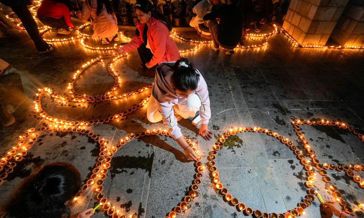 ഇന്ന് തൃക്കാർത്തിക. എല്ലാ വർഷവും വൃശ്ചിക മാസത്തിലെ പൂർണ്ണചന്ദ്ര ദിനത്തിലാണ് തൃക്കാർത്തിക ആഘോഷിക്കുന്നത്. ദേവി സങ്കല്പത്തിന്റെ ഭാഗമായാണ് തൃക്കാർത്തികയെ കണക്കാക്കുന്നത്. (PHOTO: PTI)