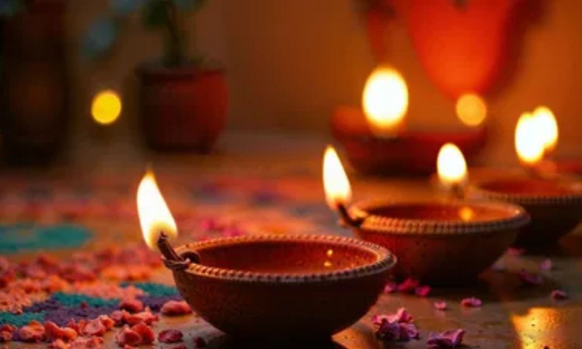 മാസത്തിലെ പൂർണ്ണചന്ദ്ര ദിനത്തിൽ ആണ് ഇത് വരുന്നത്. ഈ വർഷത്തെ കാർത്തികവിളക്ക് ഡിസംബർ 4 നാണ് ആഘോഷിക്കുന്നത്. ഏതെങ്കിലും പ്രത്യേക ദൈവത്തിനോ ദൈവദയ്ക്കോ വേണ്ടിയാണ് തൃക്കാർത്തിക സമർപ്പിച്ചിരിക്കുന്നത് എന്ന വിശ്വാസമില്ല. എങ്കിലും ചില സ്ഥലങ്ങളിൽ ഭഗവതിയെ ആരാധിക്കുന്നതിനായി ആണ് തൃക്കാർത്തിക ആഘോഷിക്കുന്നത്. (PHOTO: TV9 Network)