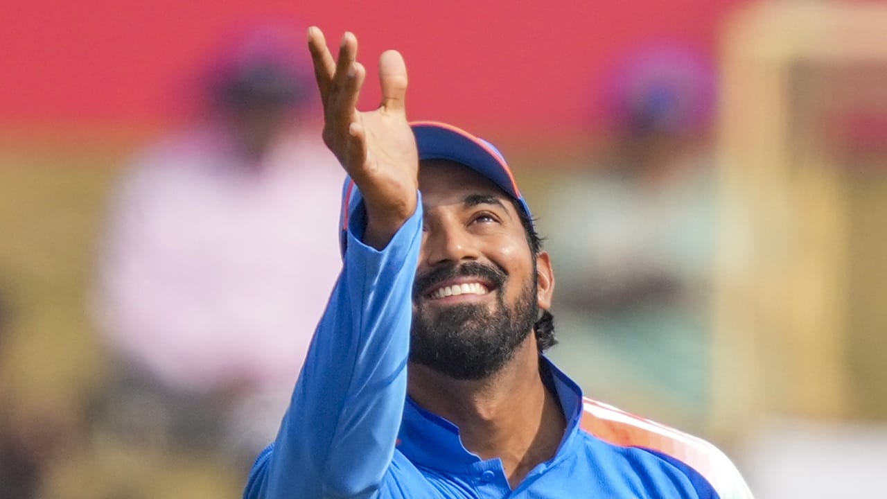 ദക്ഷിണാഫ്രിക്ക ടീമിലും ഒരു മാറ്റമുണ്ട്. ടോണി ഡി സോര്‍സി കളിക്കുന്നില്ല. പകരം റിയാന്‍ റിക്കല്‍ട്ടണ്‍ പ്ലേയിങ് ഇലവനിലെത്തി.  ഇരുടീമുകളിലും മറ്റ് മാറ്റങ്ങളില്ല  (Image Credits: PTI)