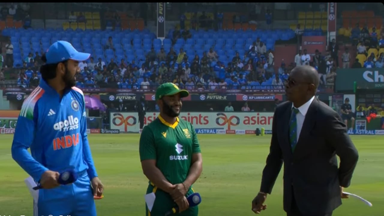 വിശാഖപട്ടണം ഏകദിനത്തില് ഇന്ത്യയ്ക്ക് ടോസ്. ഇതിന് മുമ്പ് നടന്ന 20 മത്സരങ്ങളിലും ടോസ് നഷ്ടപ്പെട്ട ഇന്ത്യയ്ക്ക് വിശാഖപട്ടണത്തെ ടോസ് നേട്ടം ചരിത്രമായി. ഇന്ത്യ ബൗളിങ് തിരഞ്ഞെടുത്തു (Image Credits: Facebook)