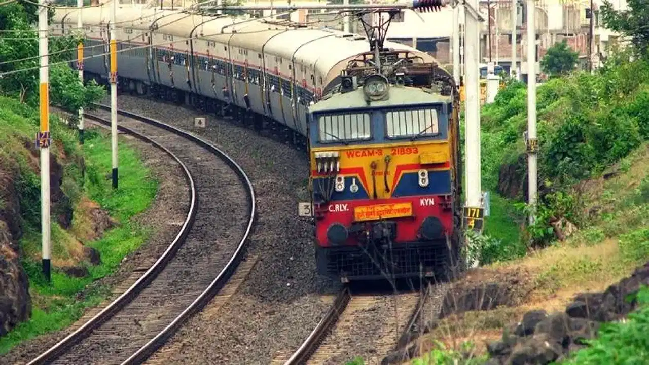 Dhanbad express Aroor: ധൻബാദ് എക്സ്പ്രസിന്റെ പിന്നിലെ ബോഗിക്ക് സമീപത്ത് നിന്നും പുക, വലഞ്ഞത് ലെവൽ ക്രോസിലെ വാഹനയാത്രക്കാർ