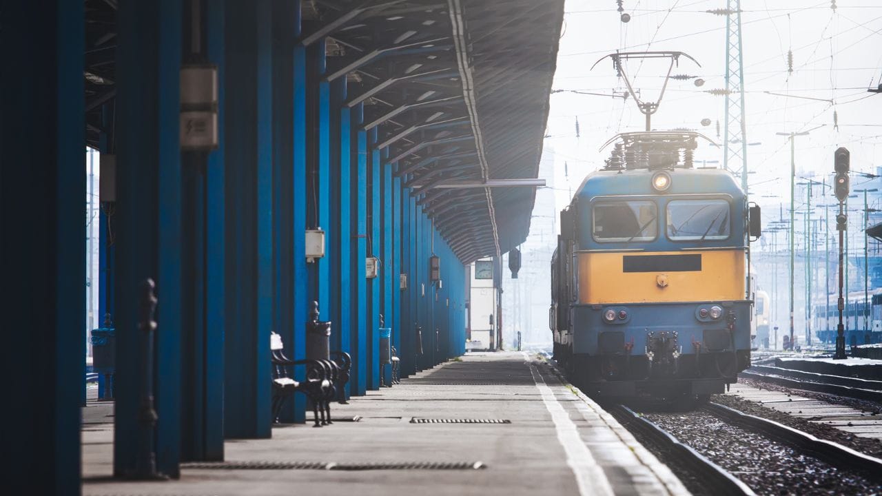 ഒരു നീണ്ട ഹോണ്‍- ട്രെയിന്‍ സ്‌റ്റേഷനില്‍ നിന്ന് പുറപ്പെട്ടതിന് ശേഷം മുഴക്കുന്ന ഹോണ്‍ ആണിത്. ഏതെങ്കിലും സ്‌റ്റോപ്പില്‍ നിര്‍ത്താതെ കടന്നുപോകുമ്പോഴും ഈ ഹോണ്‍ മുഴക്കും. 

