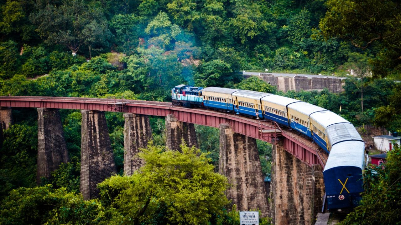 ട്രെയിനുകളില് യാത്ര ചെയ്യാത്തവരായി ആരാണുള്ളത്. ഓരോ ട്രെയിന് യാത്രയും നമുക്ക് ഓരോ അനുഭവമാണ് സമ്മാനിക്കുന്നത്. ട്രെയിനുകളുമായി ബന്ധപ്പെട്ട് നമുക്ക് അറിയാത്ത ഒട്ടേറെ കാര്യങ്ങളുണ്ട്. ട്രെയിനില് പുറപ്പെടുവിക്കുന്ന ഹോണുകളില് പോലും ഒരുപാട് അര്ത്ഥങ്ങളുണ്ടെന്ന് പറയുകയാണ് ദക്ഷിണ റെയില്വേ. ശബ്ദം നീട്ടിയും കുറച്ചും മുഴക്കുന്ന ഹോണുകള് വ്യത്യസ്ത തരത്തിലുള്ള സന്ദേശങ്ങളാണ് നല്കുന്നതെന്ന് ദക്ഷിണ റെയില്വേ തങ്ങളുടെ ഫേസ്ബുക്ക് പേജില് പങ്കുവെച്ച വീഡിയോയില് പറയുന്നു. (Image Credits: Getty Images)
