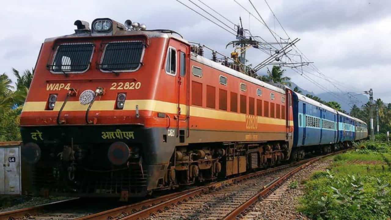 Train Ticket Booking: യാത്ര അത്യാവശ്യമാണോ? ട്രെയിൻ പുറപ്പെടുന്നതിന് അരമണിക്കൂർ മുമ്പ് ടിക്കറ്റ് സ്വന്തമാക്കാം; എങ്ങനെയെന്ന് അറിയണ്ടേ
