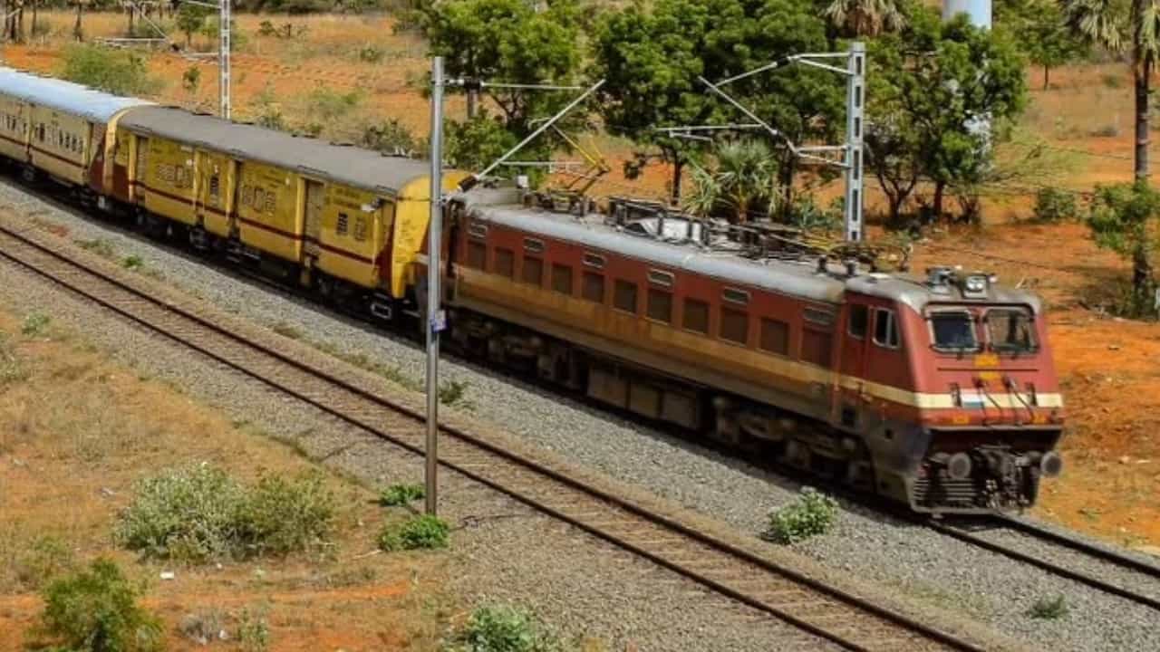 Railway Update: ഈ ട്രെയിനുകളുടെ നമ്പർ മാറിയിട്ടുണ്ടേ; ടിക്കറ്റ് ബുക്ക് ചെയ്യുമ്പോൾ പണികിട്ടാതെ ശ്രദ്ധിക്കുക
