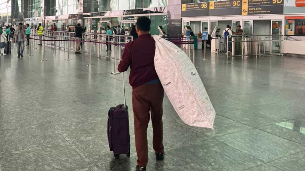 IndiGo Flight Delay: ഫ്ലൈറ്റ് വൈകിയാലും ലോഞ്ചിൽ കിടന്നുറങ്ങാമല്ലോ; വിമാനത്താവളത്തിലേക്ക് കിടക്കയുമായി യാത്രക്കാരൻ