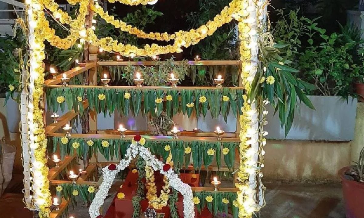 അതുപോലെ ചില പ്രത്യേക ക്രിയകൾ ചെയ്യുന്നത് നിങ്ങൾക്ക് ഫലം കൂടുതൽ വർധിപ്പിക്കും. അതിൽ പ്രധാനമാണ് വിളക്ക് കത്തിക്കുമ്പോൾ ശ്രദ്ധിക്കേണ്ട കാര്യം. തുളസി പൂജ ദിവസത്തിൽ തുളസിച്ചെടിയുടെ അരികിൽ പശുവിന്റെ ശുദ്ധമായ നെയ്യ് ഉപയോഗിച്ച് വിളക്ക് കത്തിക്കുന്നത് നല്ലതാണ്. കൂടാതെ കോട്ടന്റെ തിരി ഉപയോഗിക്കുന്നതിന് പകരം ചുവന്ന നൂല് തിരി ആക്കി ഉപയോഗിക്കുവാൻ ശ്രമിക്കുക. ചുവപ്പുനിറം ശക്തിയെയും സൗഭാഗ്യത്തെയുമാണ് പ്രതീകപ്പെടുത്തുന്നത്. (PHOTO: FACEBOOK/INSTAGRAM)